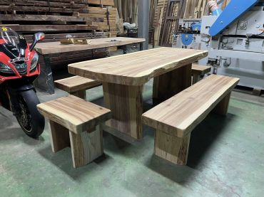 厚 7.5 cm × 長 400 cm × 寬 50～75 cm（隨機出貨）｜自然邊｜百年杉木原木